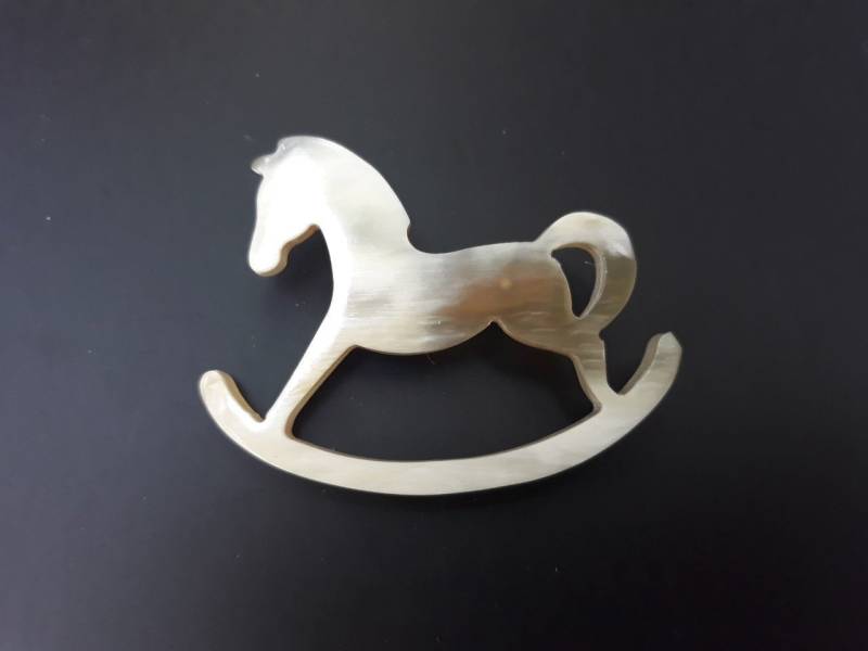 Büffelhorn Schaukelpferd Brosche, Pferdeschmuck, Lapel Boutonniere, Brosche von HalaCraft