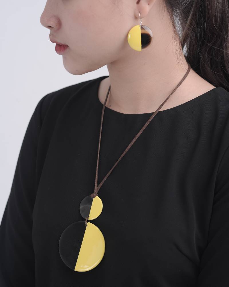 Büffelhorn Und Lack Anhänger Mit Verstellbarer Schnur, Buffalo Horn Halskette, Corne Et Laque, Bijoux De Buffle Schmuck von HalaCraft