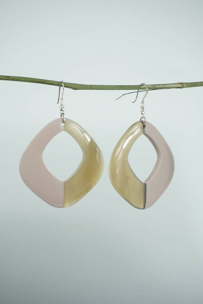 Büffelhorn Und Lack Ohrringe in Rautenform Mit Versilberten Haken, Horn Ohrringe, Schmuck, Statement von HalaCraft