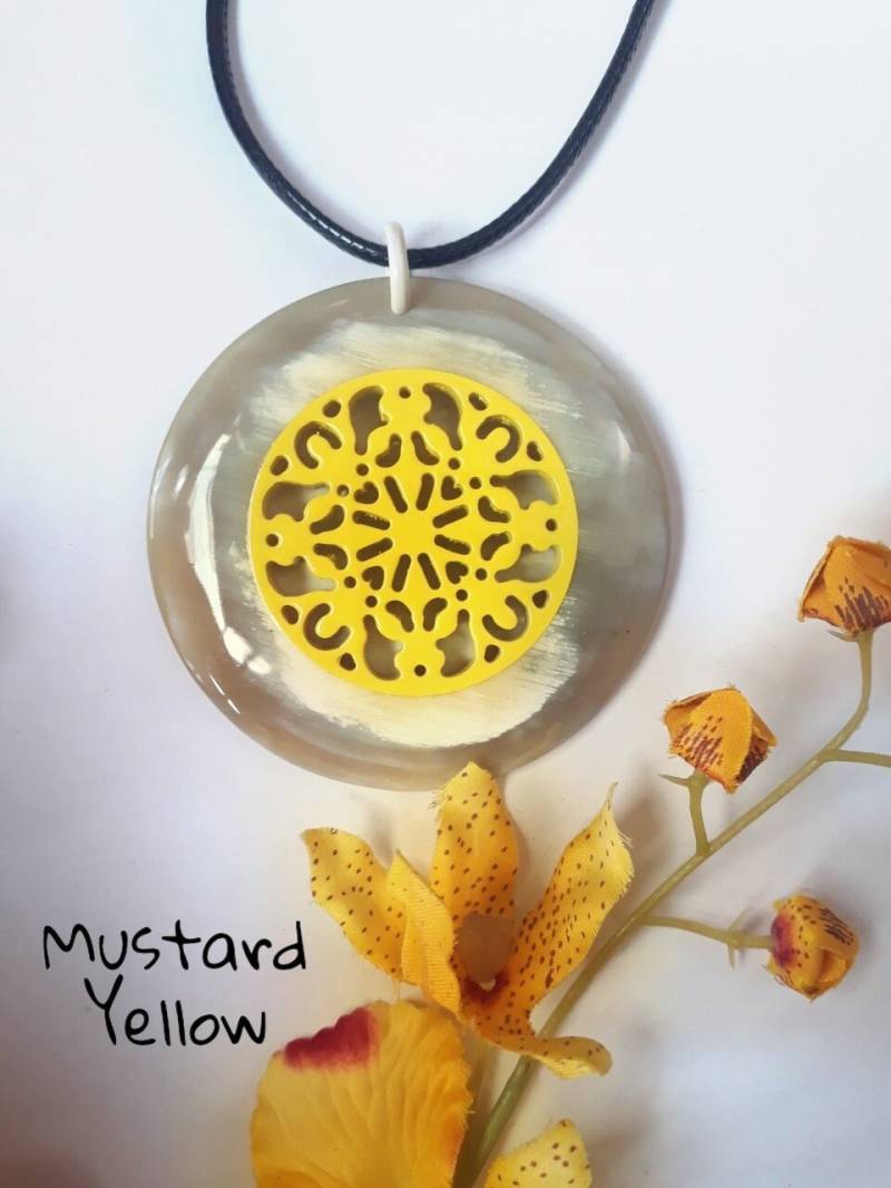 Elegante Blume Schnitzen Lack Büffel Horn Anhänger, Fluorit Halskette, Büffel Schmuck, Lack Anhänger von HalaCraft