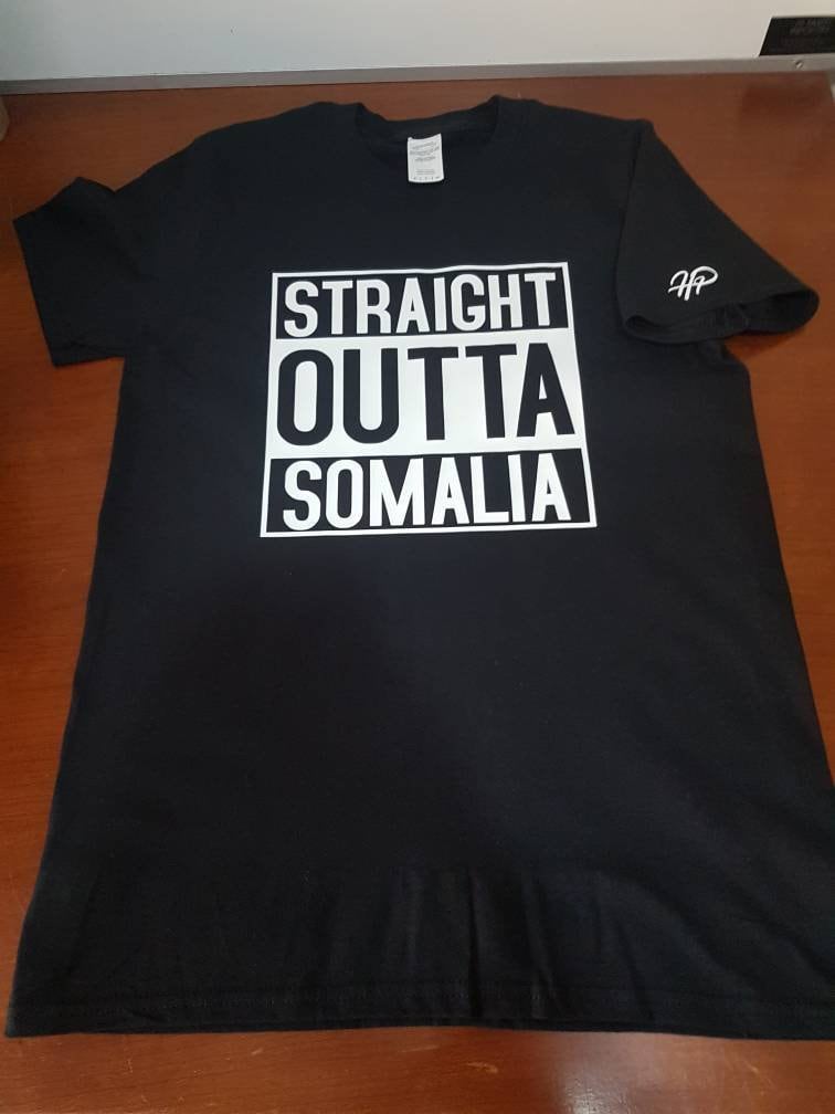 straight Outta Somalia T-Shirt Unisex Baumwoll T-Shirt von HalaPrints