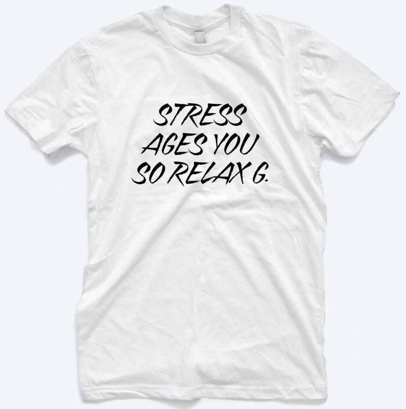 stress Ages You Grafik-T-Shirt Entspannender Slogan, Unisex-Baumwoll-T-Shirt von HalaPrints