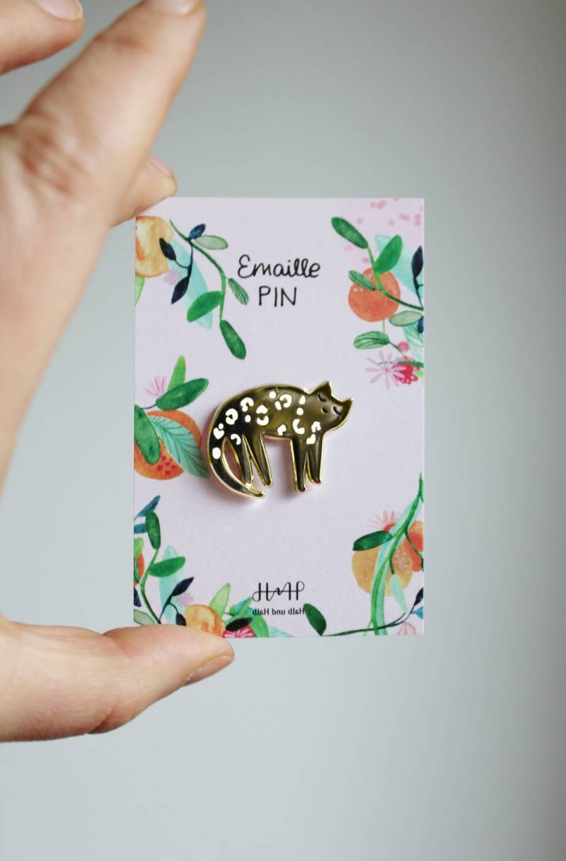 Emaillepin Katze Leo Gold Animalprint Emaillepin Katze Leo Gold Animalprint von HalberHahn