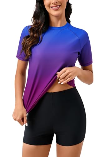 Halcurt Zweiteiliges Rashguard-Set für Damen, kurzärmelig, LSF 50, Schwimmshirt mit Boardshorts, Ombré-blau-violettes Oberteil + schwarze Hose, Medium von Halcurt