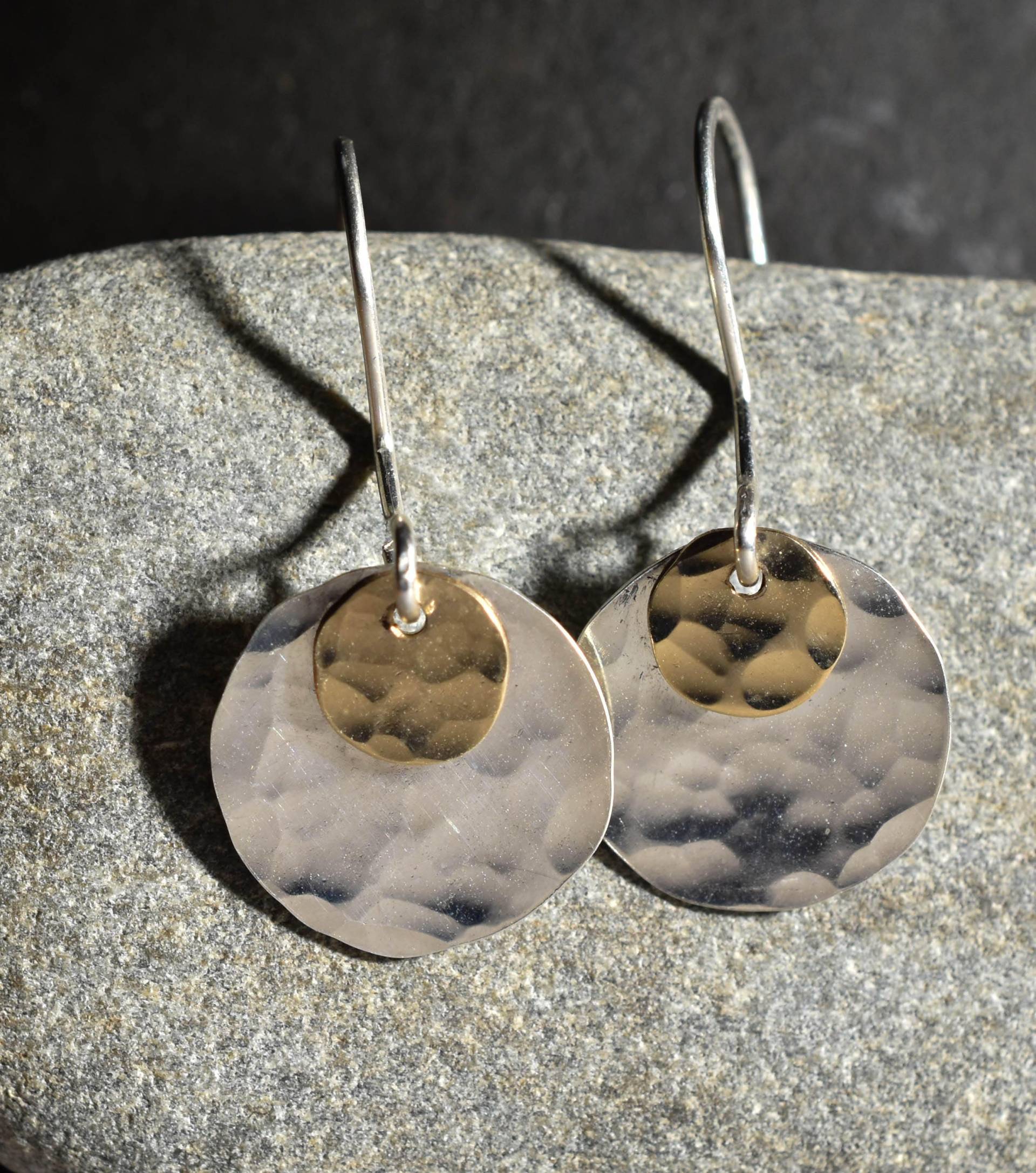 Gehämmerte Plättchen Ohrringe, Sterling Silber Und Gold Filled, Hochglanz, Blatt Versandfertig Gehämmerte Plättchen Ohrringe, Sterling Silber Und Gold Filled, Hochglanz, Blatt Versandfertig von HaleJewelry