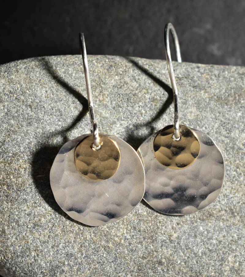 Gehämmerte Plättchen Ohrringe, Sterling Silber Und Gold Filled, Hochglanz, Blatt Versandfertig Gehämmerte Plättchen Ohrringe, Sterling Silber Und Gold Filled, Hochglanz, Blatt Versandfertig von HaleJewelry