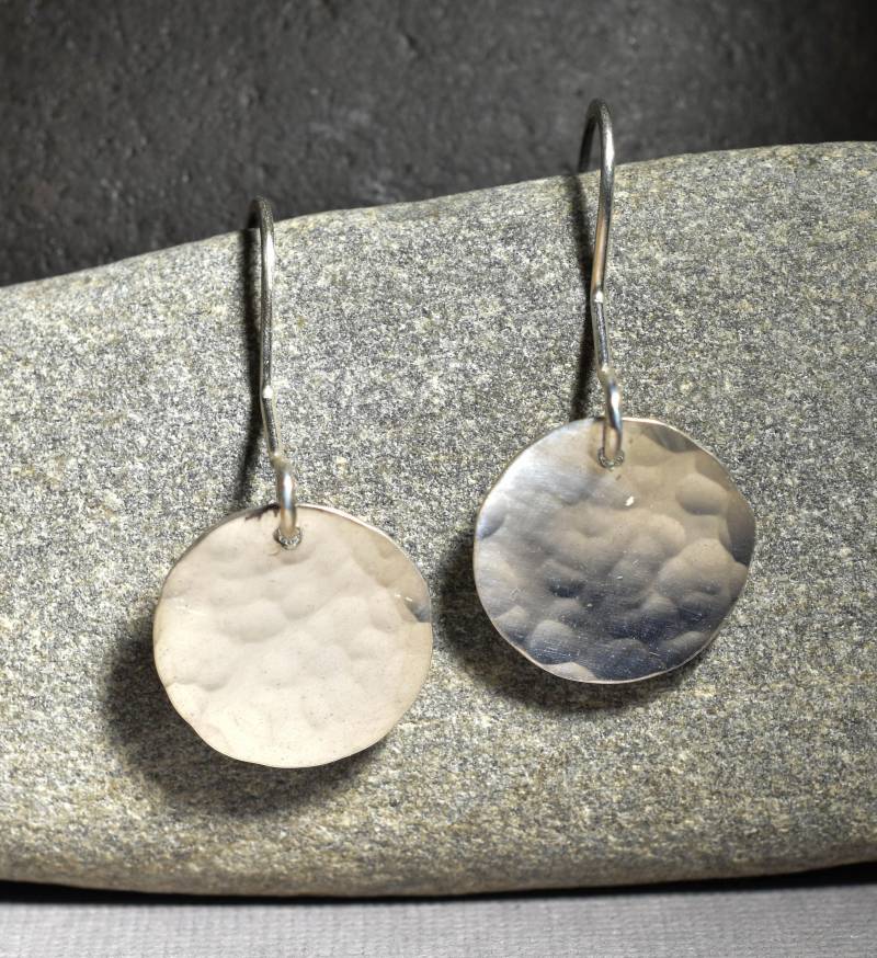 Gehämmerte Scheibe Sterling Silber Ohrringe, Gehämmert Hochpolnisch, Sofort Lieferbar Gehämmerte Scheibe Sterling Silber Ohrringe, Gehämmert Hochpolnisch, Sofort Lieferbar von HaleJewelry