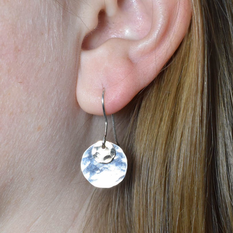 Gehämmerte Plättchen Ohrringe, Sterling Silber Und Gold Filled, Hochglanz, Blatt Versandfertig Gehämmerte Plättchen Ohrringe, Sterling Silber Und Gold Filled, Hochglanz, Blatt Versandfertig von Haleslapidary