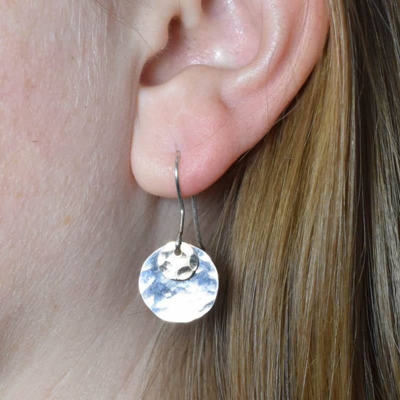 Gehämmerte Plättchen Ohrringe, Sterling Silber Und Gold Filled, Hochglanz, Blatt Versandfertig Gehämmerte Plättchen Ohrringe, Sterling Silber Und Gold Filled, Hochglanz, Blatt Versandfertig von Haleslapidary