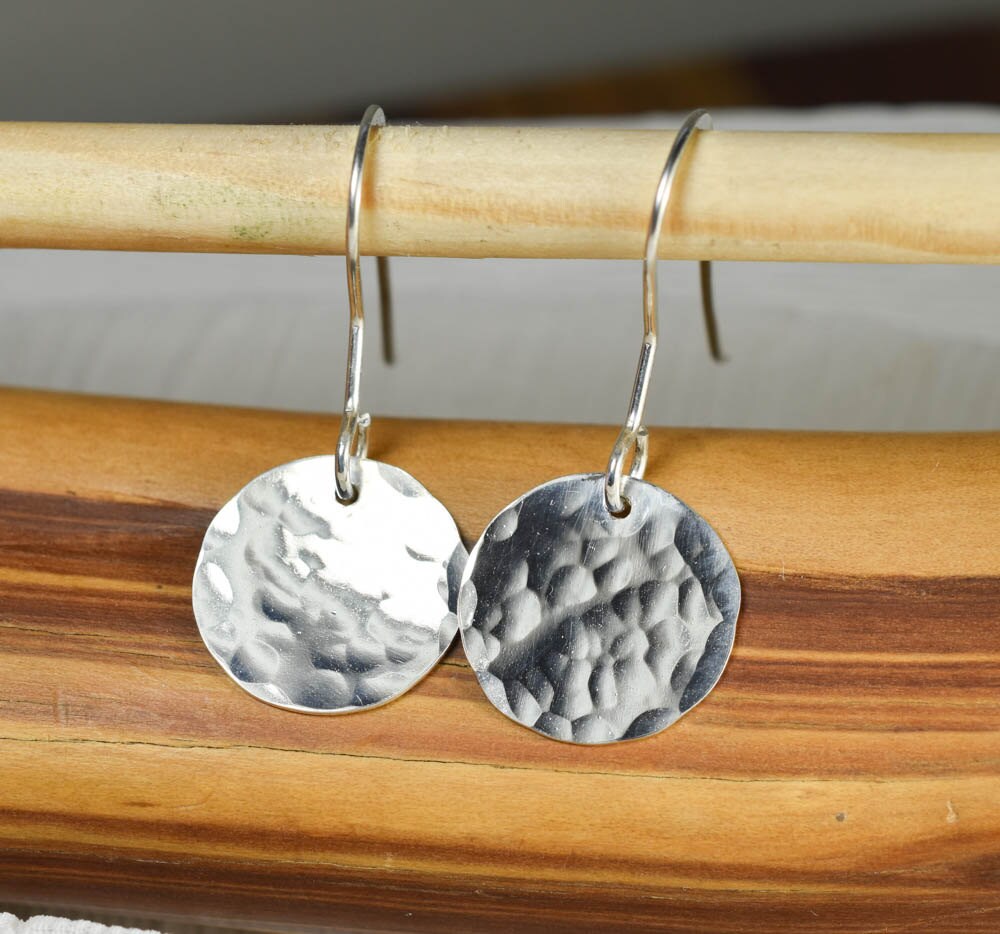 Gehämmerte Scheibe Sterling Silber Ohrringe, Hochglanz, Disc Versandfertig Gehämmerte Scheibe Sterling Silber Ohrringe, Hochglanz, Disc Versandfertig von Haleslapidary