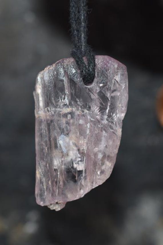 Kunzit Kristall Anhänger Freeform Naturstein Halskette Kunzit Kristall Anhänger Freeform Naturstein Halskette von Haleslapidary