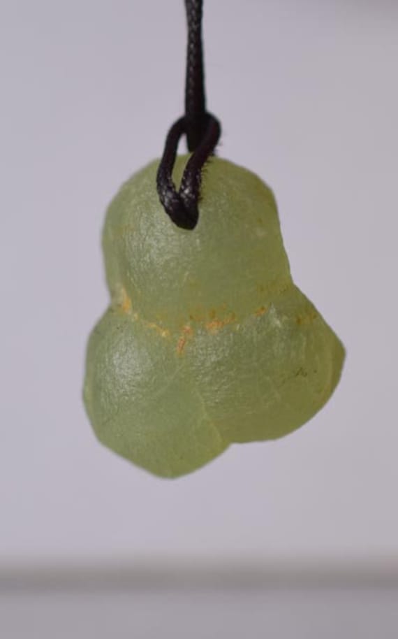 Prehnit Mit Epidot Anhänger - Halskette Natürlicher Ungeschnittener Prehnit Mit Epidot Anhänger - Halskette Natürlicher Ungeschnittener von Haleslapidary
