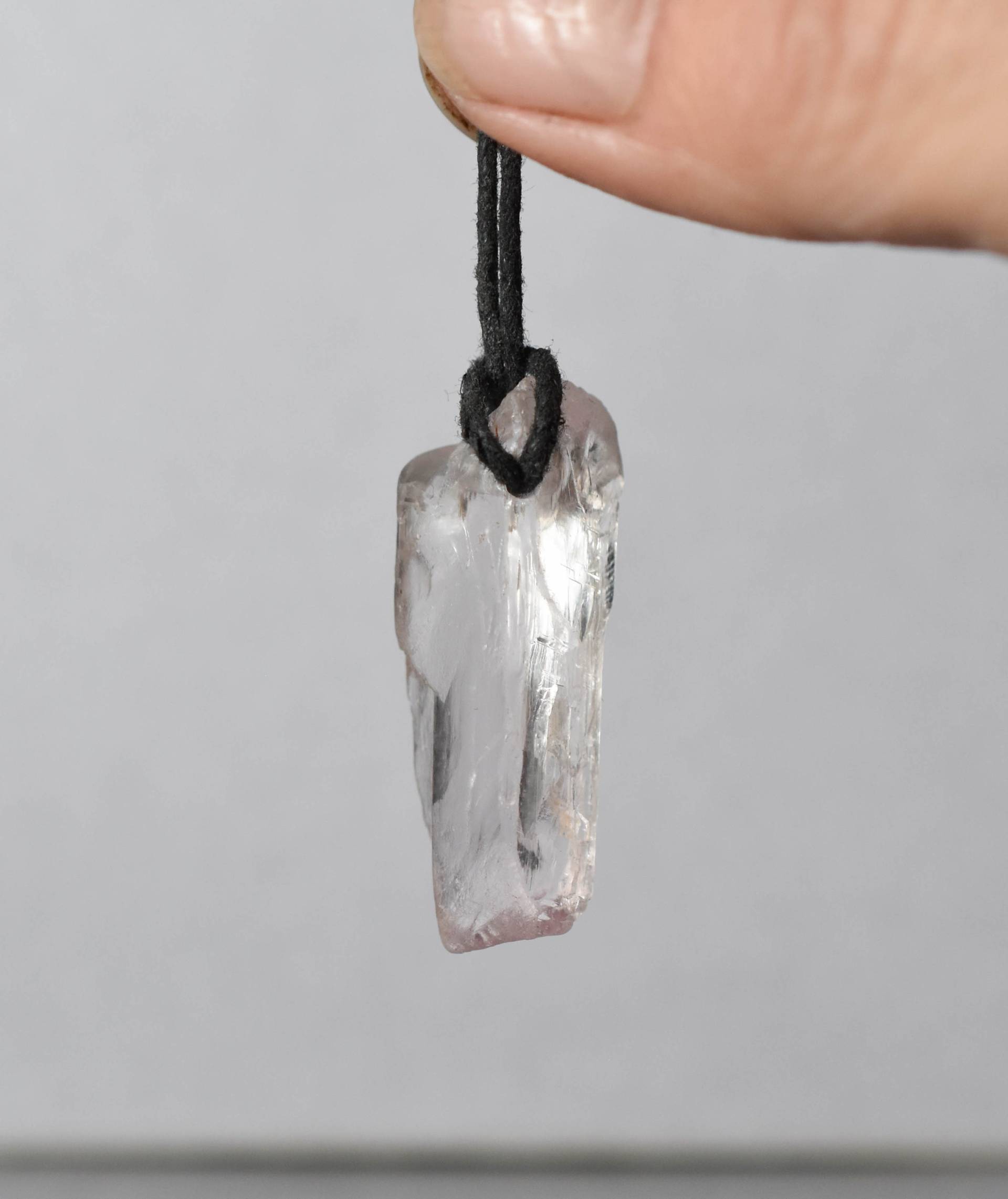 Spodumen Kunzit Kristall Anhänger Freiform Naturstein in Sterling Silber Spodumen Kunzit Kristall Anhänger Freiform Naturstein in Sterling Silber von Haleslapidary