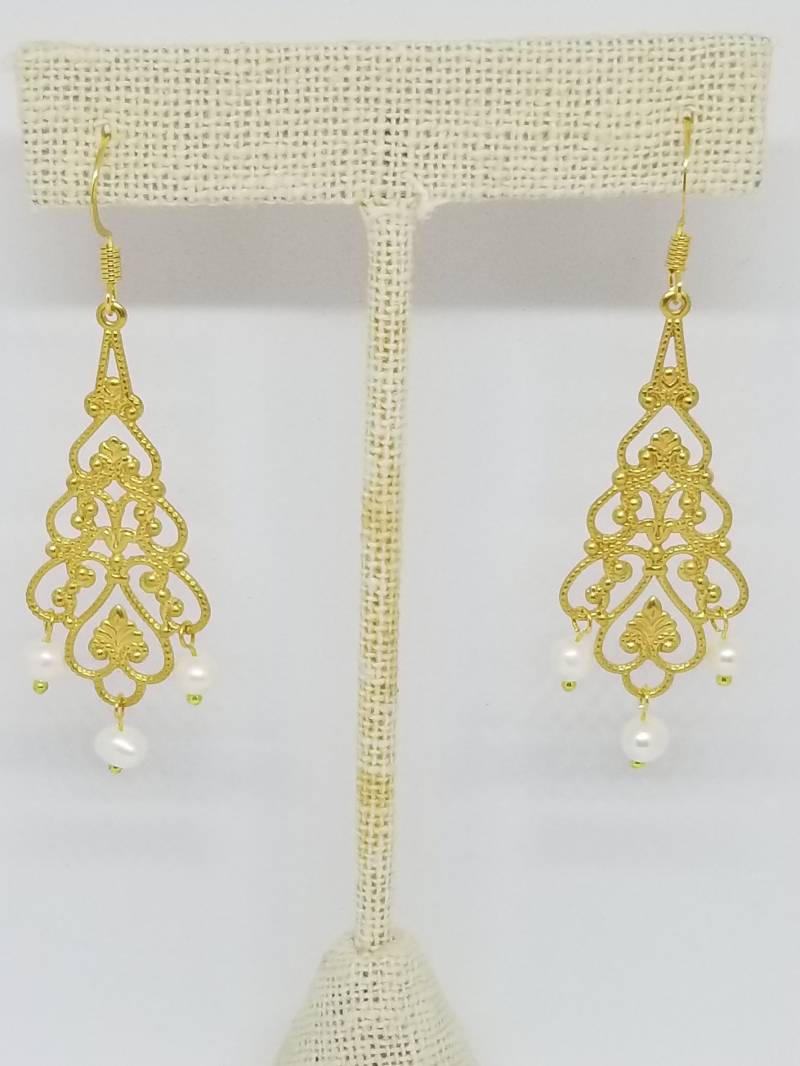 Gold Filligrane Teardrop Ohrringe Mit Süsswasserperlen von HaleyAndBelle