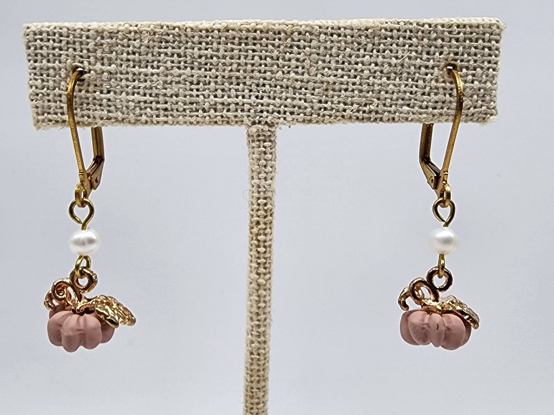 Rosa Kürbis Ohrringe Goldakzent, Süßwasserperle, Herbstschmuck Rosa Kürbis Ohrringe Goldakzent, Süßwasserperle, Herbstschmuck von HaleyAndBelle