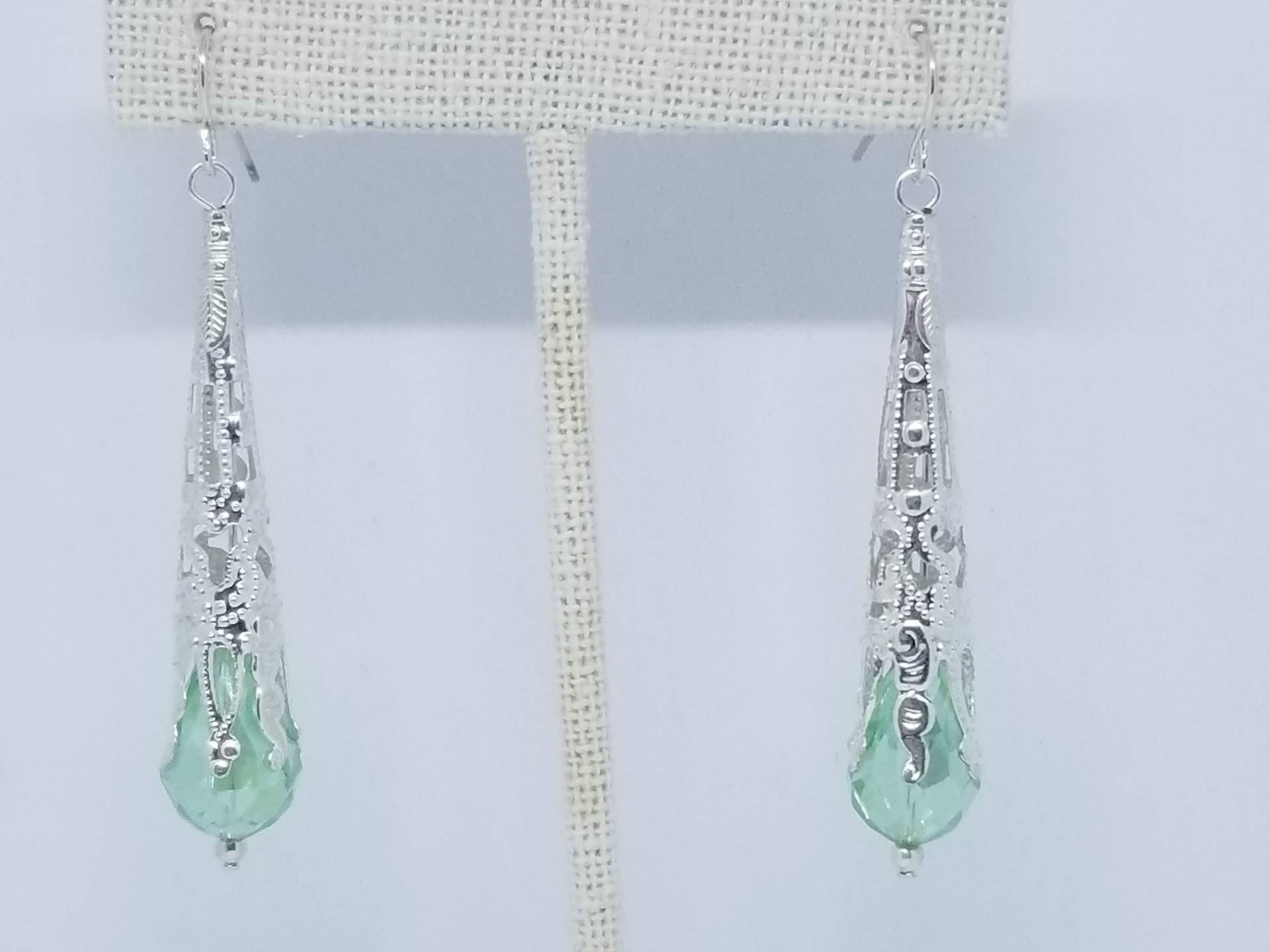Hell Grün Kristall Teardrop Ohrringe Silber Filigrane Tropfen Hell Grün Kristall Teardrop Ohrringe Silber Filigrane Tropfen von HaleyAndBelle
