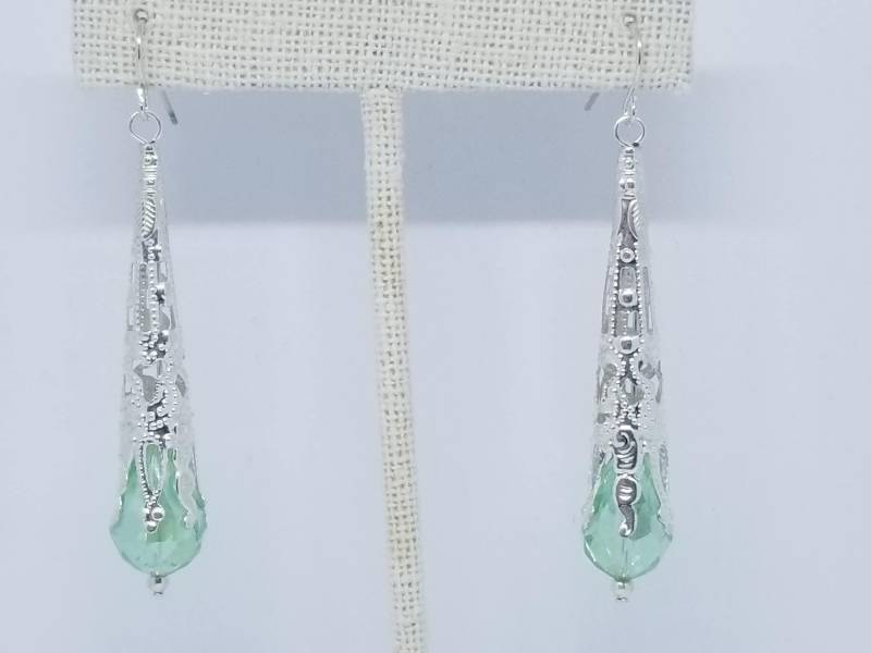 Hell Grün Kristall Teardrop Ohrringe Silber Filigrane Tropfen Hell Grün Kristall Teardrop Ohrringe Silber Filigrane Tropfen von HaleyAndBelle