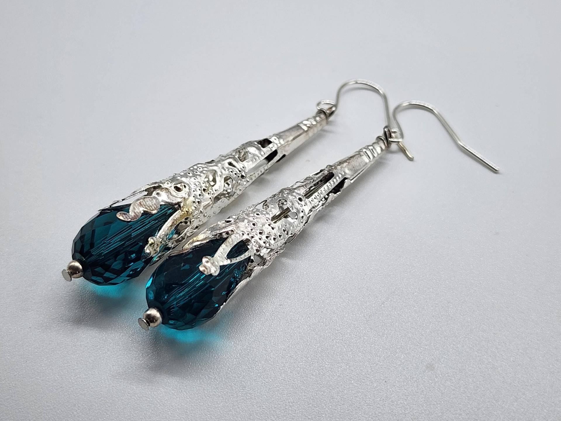 Peacock Blue Crystal Silber Filigree Teardrop Ohrringe, Nickel Freie Ohrringe Peacock Blue Crystal Silber Filigree Teardrop Ohrringe, Nickel Freie Ohrringe von HaleyAndBelle
