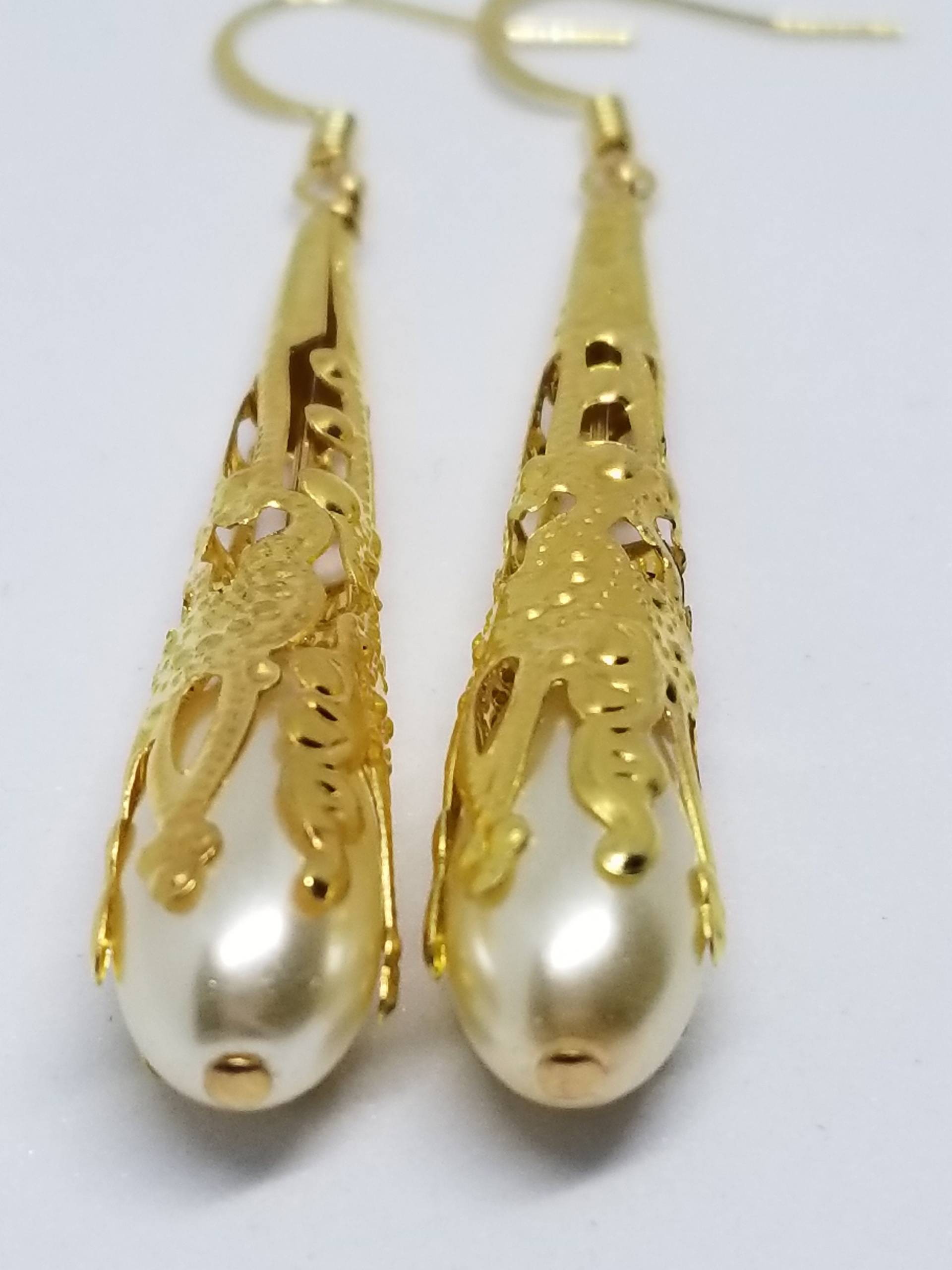 Perle & Gold Filligrane Teardrop Ohrringe 18K Überzogener Hochzeitsschmuck Perle & Gold Filligrane Teardrop Ohrringe 18K Überzogener Hochzeitsschmuck von HaleyAndBelle
