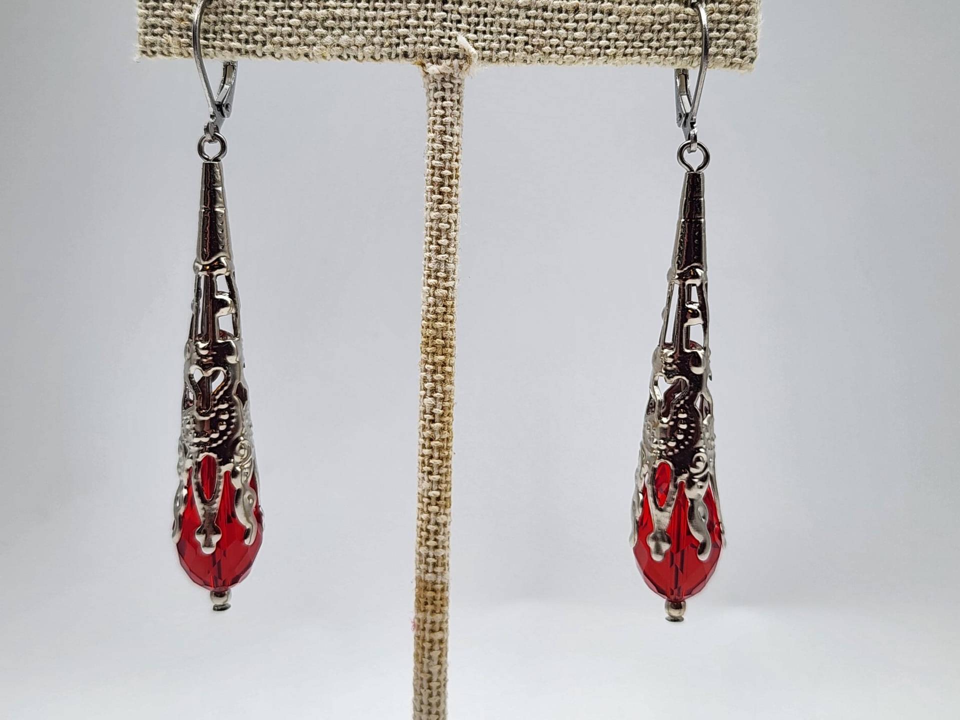 Rot Kristall Silber Filigree Teardrop Ohrringe Rot Kristall Silber Filigree Teardrop Ohrringe von HaleyAndBelle