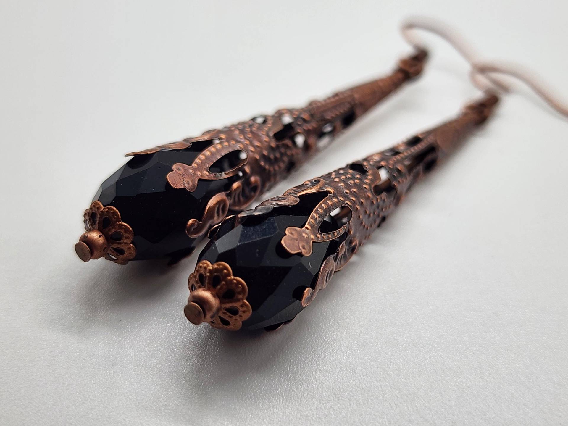 Schwarz Kristall Antik Kupfer Filigree Teardrop Ohrringe Schwarz Kristall Antik Kupfer Filigree Teardrop Ohrringe von HaleyAndBelle