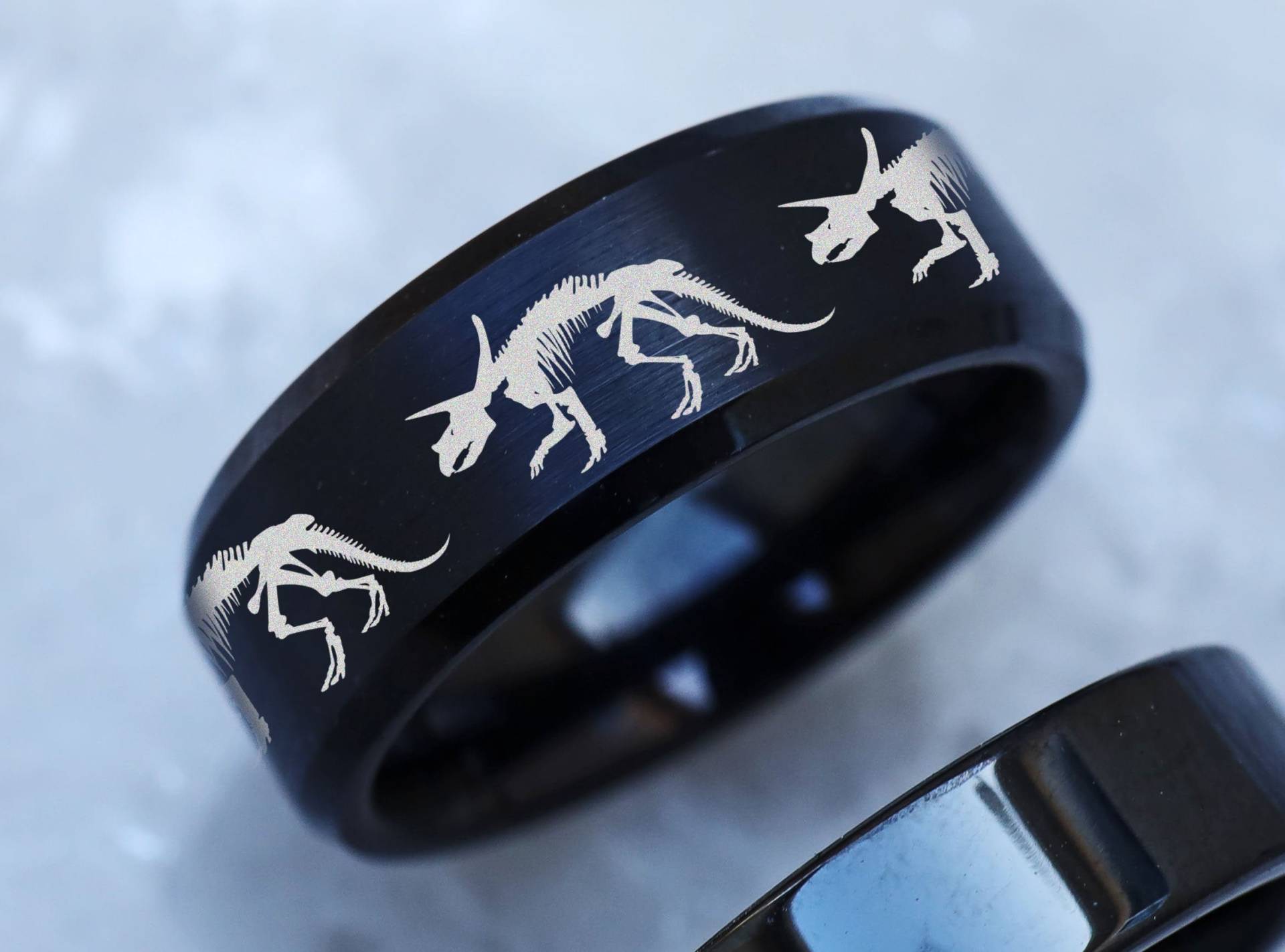 Dinosaurier Triceratops Fossil Skelett Ring Prähistorisch Paleo Brachiosaurus Ehering Frei Innen Band Gravur 4mm Bis 10mm Breite von HalfMoonJeweler