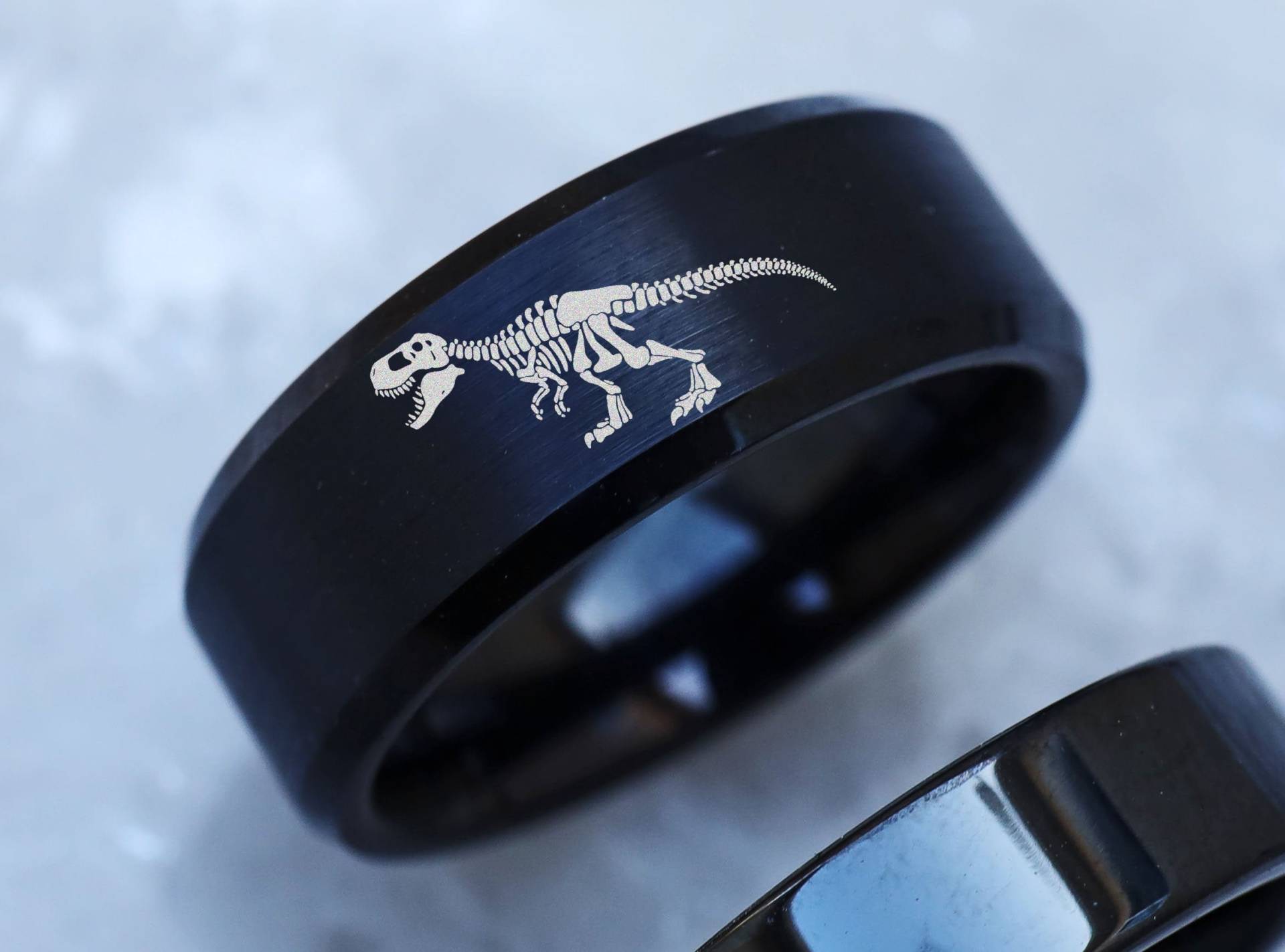 Dinosaurier Triceratops T-Rex Fossil Skelett Ring Paleo Brachiosaurus Ehering Frei Innen Band Gravur 4mm Bis 10mm Breite von HalfMoonJeweler