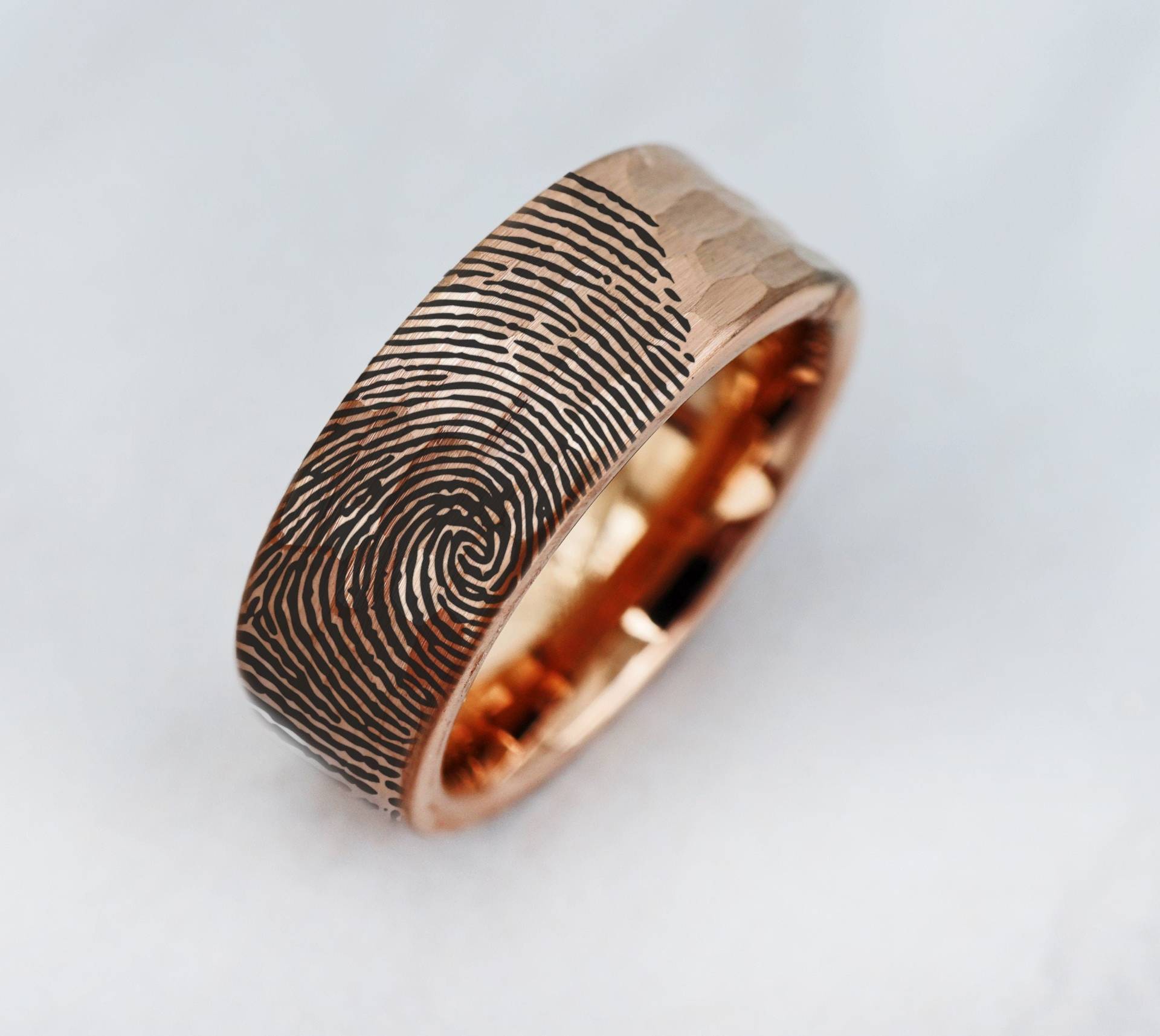 Echter Fingerprint Ring, Ehering, Schwarzes Wolfram Band, Gehämmerter Ehering von HalfMoonJeweler