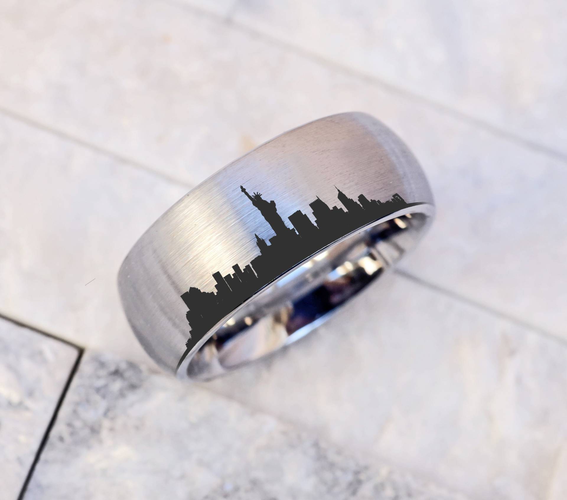 New York Skyline Ehering, Stadt Domed Gebürstet Hochzeit Band, Nyc Geschenk-Ring, Yorker Verlobungsring Vorschlag Ring von HalfMoonJeweler