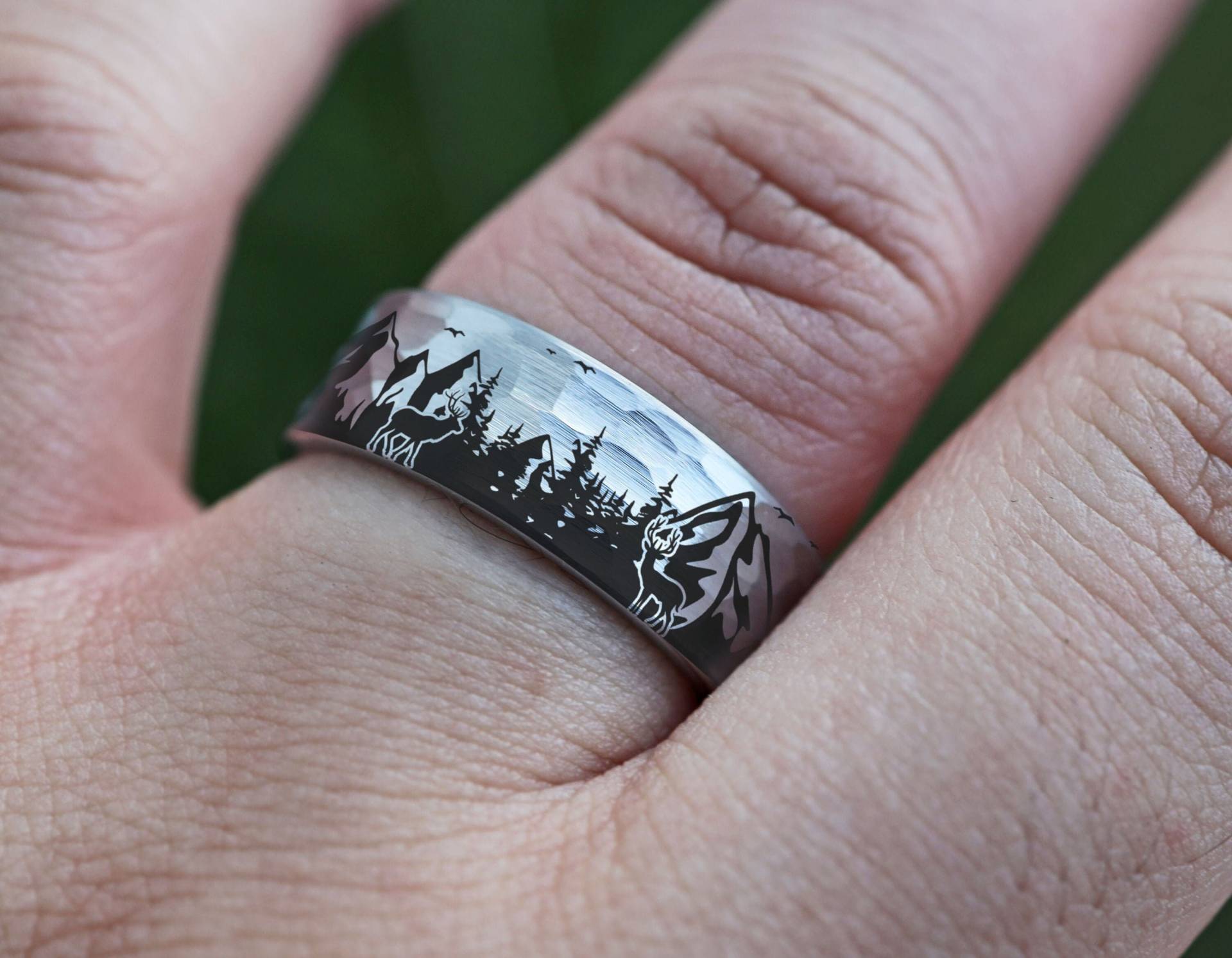 Silberner Wald Ring, Bergkette Boreal 8mm Gehämmert Wolfram Hirsch Landschaft Sterne Ehering von HalfMoonJeweler