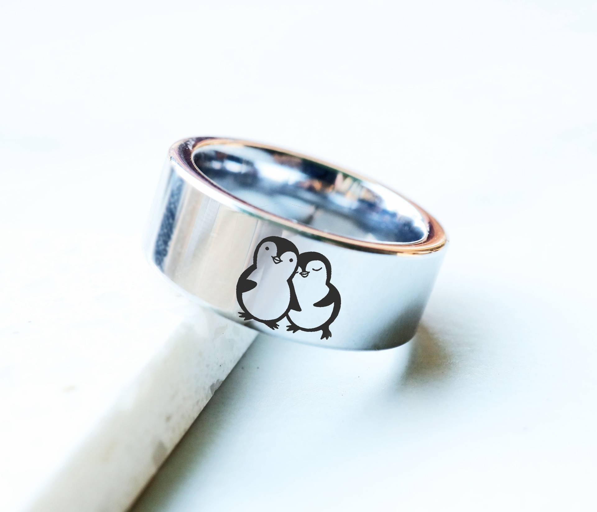 Süßes Paar Pinguin Schmuck, Ehering Niedliche Pinguine Hochzeitsband Gravur Geschenk Ring, Gratis Innen Text Gravur von HalfMoonJeweler