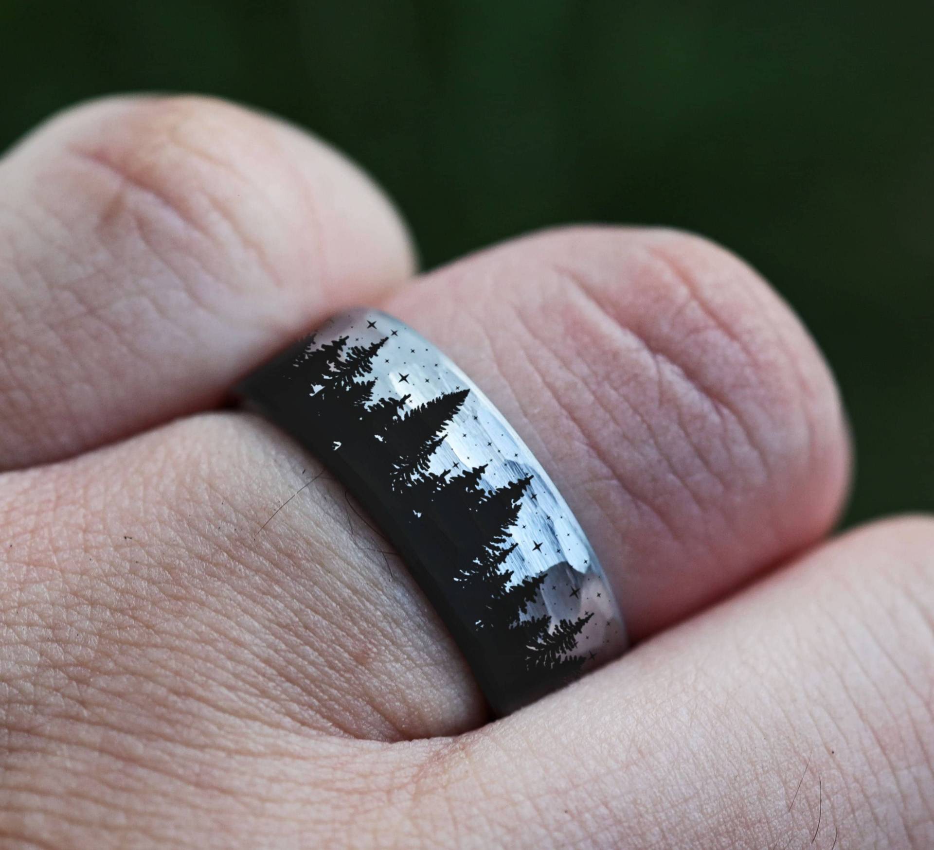 Wald Ring, Bergkette Boreal 8mm Gehämmert Wolfram Outdoors Landschafts Sterne Ehering von HalfMoonJeweler