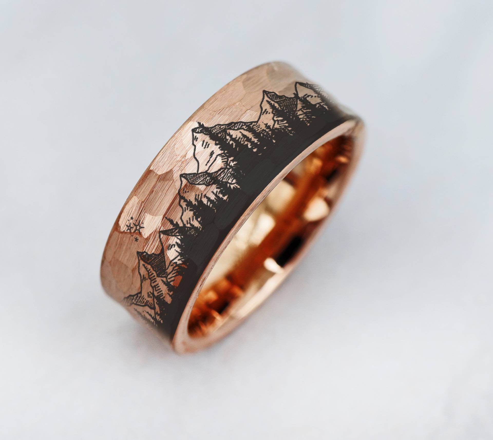 Wald Ring, Gehämmerten Wolframring Gebirge, Boreal 8mm Im Freien Landschaft Sterne Wolfram Ehering von HalfMoonJeweler