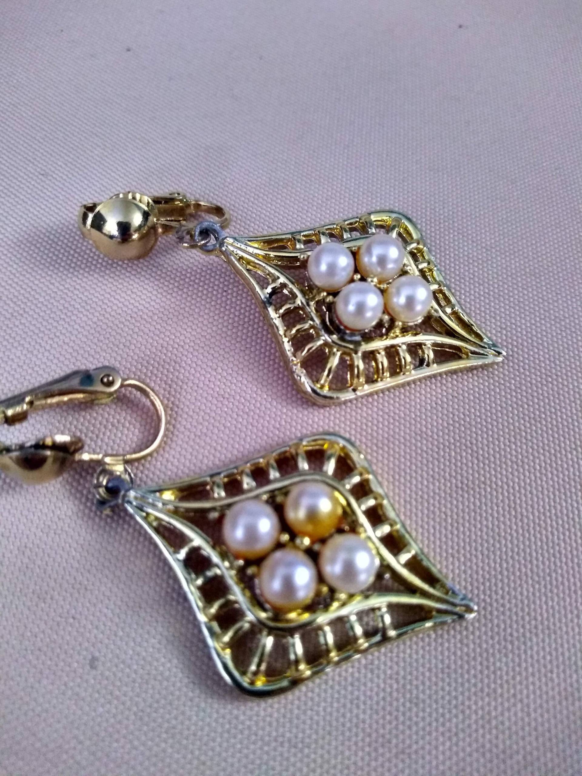 Diamant Geformt E-Clip Auf Ohrringe Mit Perlen Kostüm Schmuck Diamant Geformt E-Clip Auf Ohrringe Mit Perlen Kostüm Schmuck von HalfRatsMae