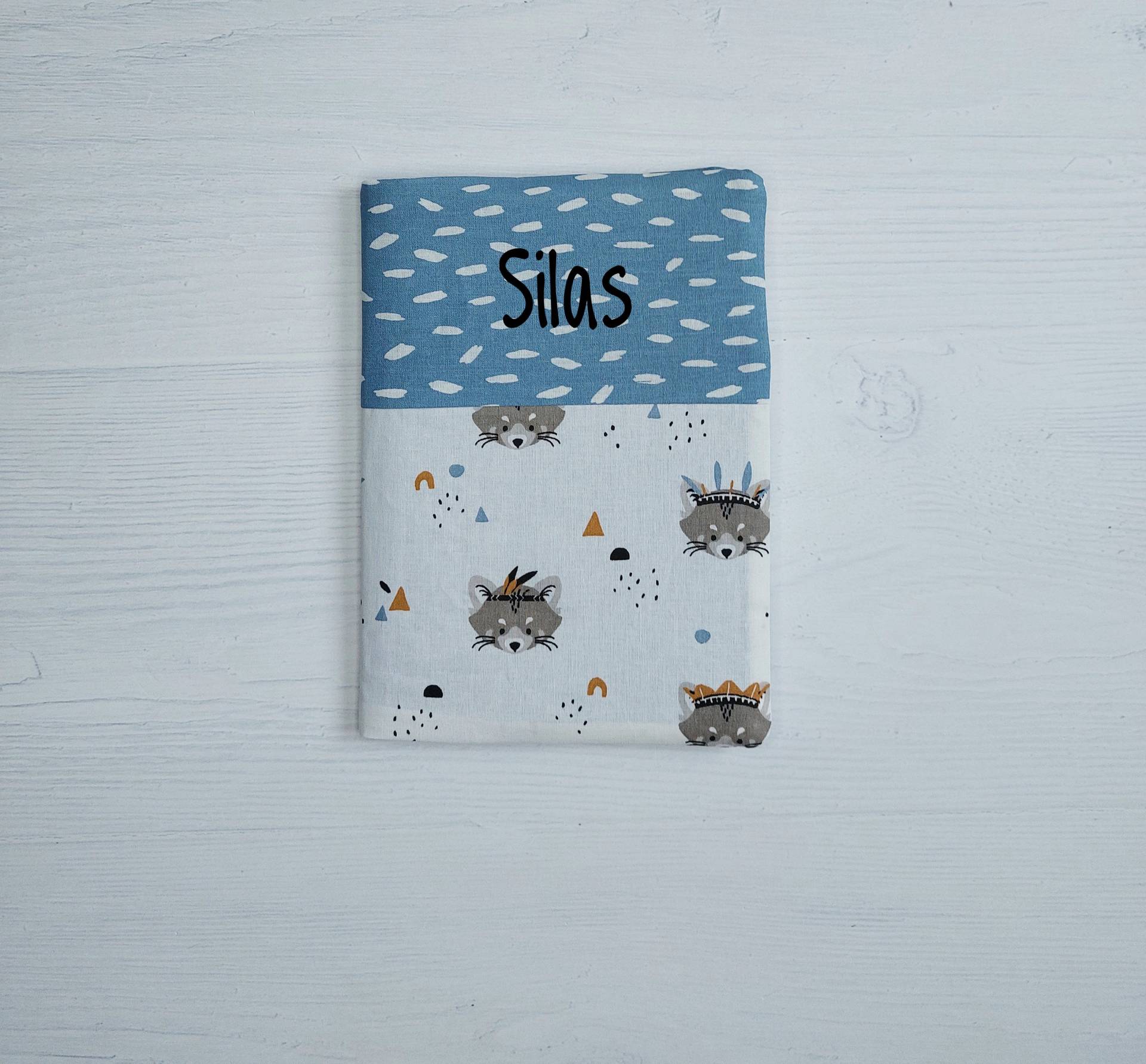 Personalisierte U-Heft Hülle Als Geschenk Zur Geburt - Waschbär Personalisierte U-Heft Hülle Als Geschenk Zur Geburt - Waschbär von HalloLiebeDesign