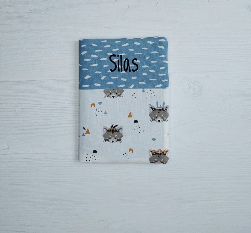 Personalisierte U-Heft Hülle Als Geschenk Zur Geburt - Waschbär Personalisierte U-Heft Hülle Als Geschenk Zur Geburt - Waschbär von HalloLiebeDesign