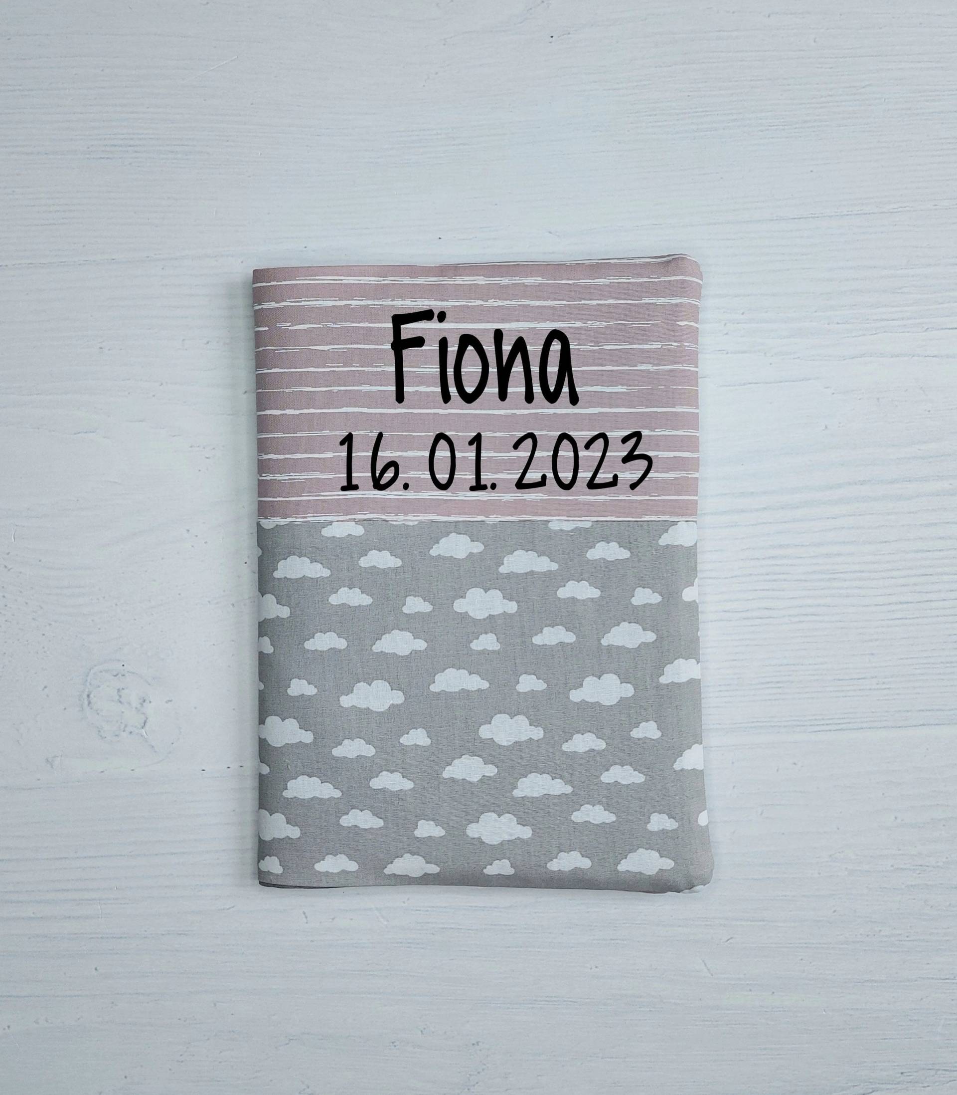 Personalisierte U-Heft Hülle Als Geschenk Zur Geburt - Wolken Personalisierte U-Heft Hülle Als Geschenk Zur Geburt - Wolken von HalloLiebeDesign