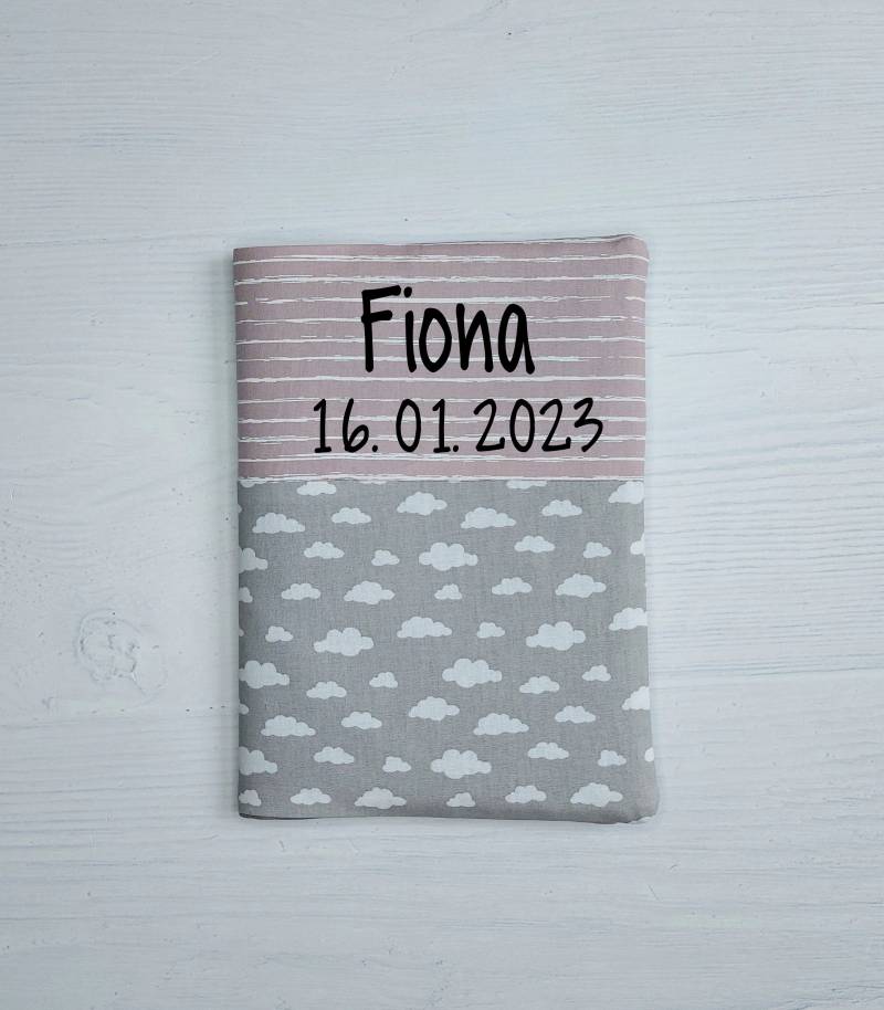 Personalisierte U-Heft Hülle Als Geschenk Zur Geburt - Wolken von HalloLiebeDesign