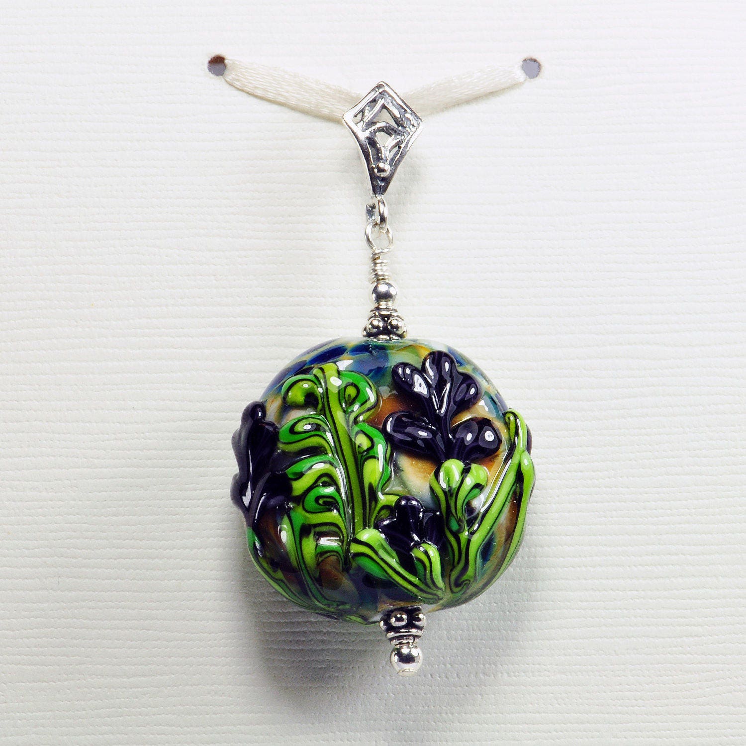 Handgefertigte Lampwork Glasperle Iris Anhänger Handgefertigte Lampwork Glasperle Iris Anhänger von HallockGlass