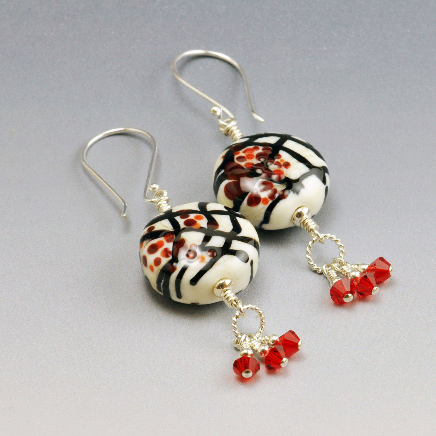 Lampwork Ohrringe in Elfenbein, Rot Und Schwarz Lampwork Ohrringe in Elfenbein, Rot Und Schwarz von HallockGlass