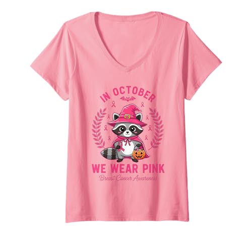 Damen Im Oktober tragen wir rosa Waschbär Brustkrebs-Bewusstsein T-Shirt mit V-Ausschnitt Damen Im Oktober tragen wir rosa Waschbär Brustkrebs-Bewusstsein T-Shirt mit V-Ausschnitt von Halloween Breast Cancer Awareness Woman Men Girls