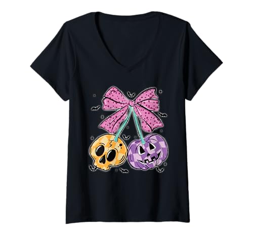 Damen Kokuette Halloween-Kürbis-Kirschen Rosa Schleife Totenkopf T-Shirt mit V-Ausschnitt Damen Kokuette Halloween-Kürbis-Kirschen Rosa Schleife Totenkopf T-Shirt mit V-Ausschnitt von Halloween Cherries Coquette Bows for Spooky Girls