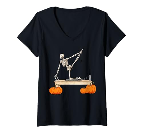 Damen Skelett Doing Reformer Pilates Maschine Kürbis Halloween T-Shirt mit V-Ausschnitt Damen Skelett Doing Reformer Pilates Maschine Kürbis Halloween T-Shirt mit V-Ausschnitt von Halloween Fall Skeleton Pilates Design