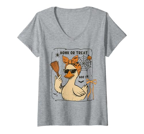 Damen Kokette Schleife Halloween Gans Honk or Treat Boo Messy Bun T-Shirt mit V-Ausschnitt Damen Kokette Schleife Halloween Gans Honk or Treat Boo Messy Bun T-Shirt mit V-Ausschnitt von Halloween Goose Tees of NYC