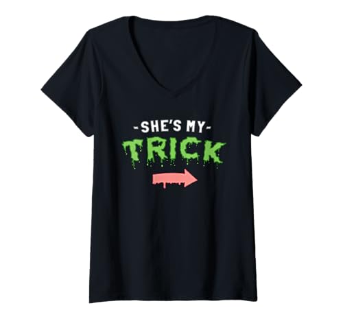 Damen She's My Trick - Passende Halloween-Shirts für Paare T-Shirt mit V-Ausschnitt Damen She's My Trick - Passende Halloween-Shirts für Paare T-Shirt mit V-Ausschnitt von Halloween Matching Shirts For Couples Trick Treat