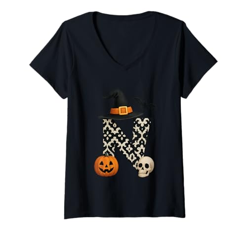 Damen Halloween inspirierter N Monogramm Hexenhut T-Shirt mit V-Ausschnitt von Halloween Monster Alphabet. Click here for more...