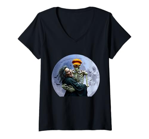 Damen Halloween-Skelett, das eine Hexe unter dem Vollmond hält T-Shirt mit V-Ausschnitt Damen Halloween-Skelett, das eine Hexe unter dem Vollmond hält T-Shirt mit V-Ausschnitt von Halloween Skeleton Holding A Witch Vibes