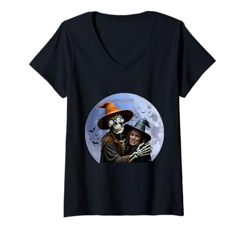 Damen Halloween-Skelett, das eine Hexe unter dem Vollmond hält T-Shirt mit V-Ausschnitt Damen Halloween-Skelett, das eine Hexe unter dem Vollmond hält T-Shirt mit V-Ausschnitt von Halloween Skeleton Holding A Witch Vibes
