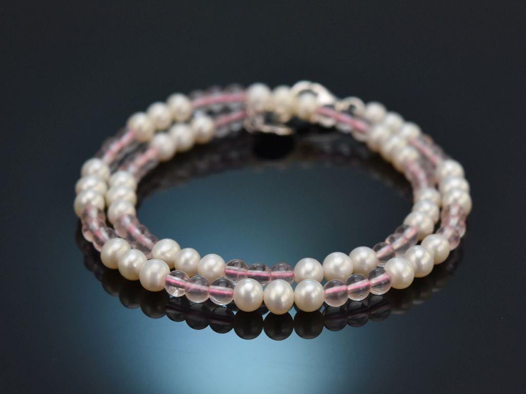 Cotton Candy Feines Zwei Reihiges Fancy Armband Mit Perlen Und Rosenquarz Cotton Candy Feines Zwei Reihiges Fancy Armband Mit Perlen Und Rosenquarz von Halsbandaffaire