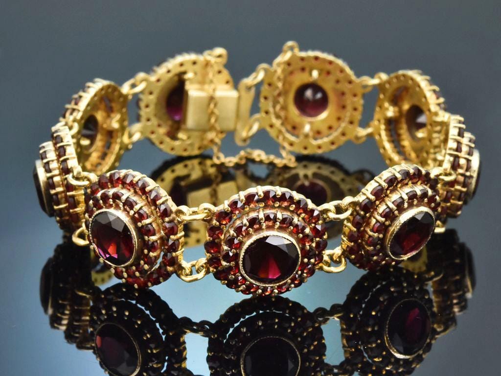 Granat Armband Aus Vergoldetem Silber 835 Entstanden Um 1990 in München Granat Armband Aus Vergoldetem Silber 835 Entstanden Um 1990 in München von Halsbandaffaire
